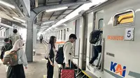 Para penumpang bersiap memasuki  gerbong kereta api di staisun Banyuwangi Kota (Istimewa)