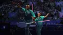 Dua orang volunteer mempersiapkan arena pertandingan perebutan medali perunggu taekwondo putri kelas -57kg Olimpiade Paris 2024 di Grand Palais, Paris, pada 8 Agustus 2024. (AFP/David Gray)