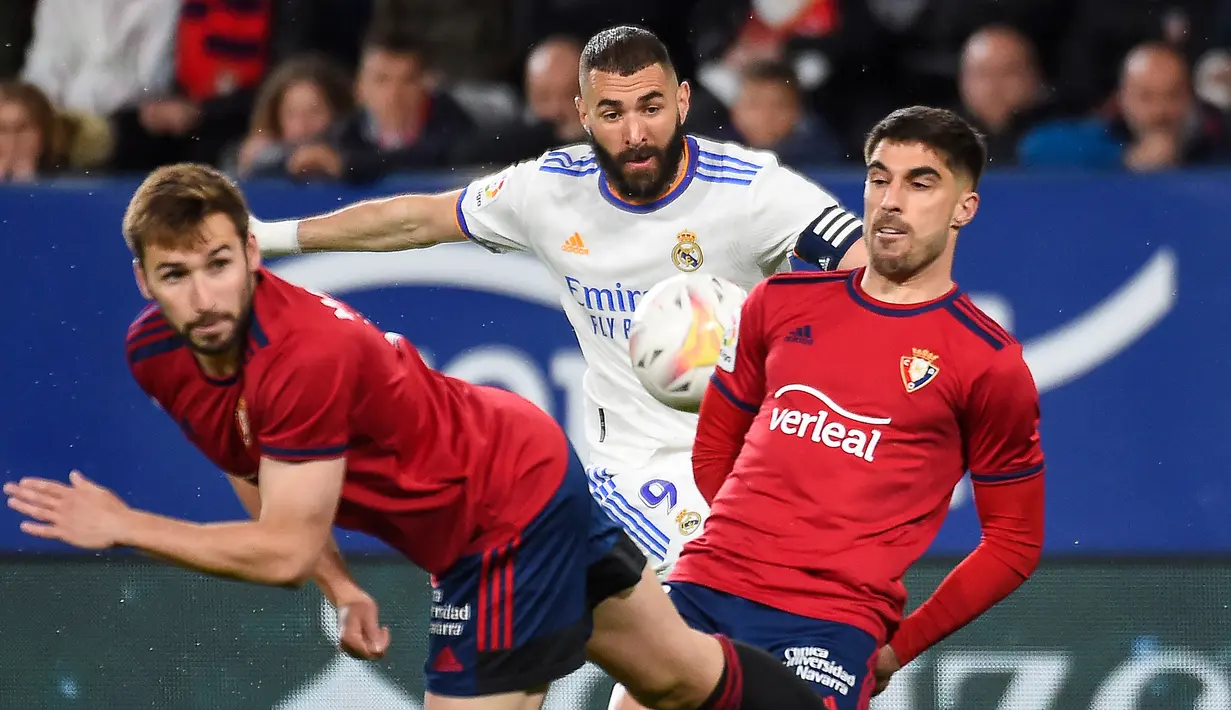 <p>Karim Benzema. Striker Prancis berusia 34 tahun yang kini menjalani musim ke-13 bersama Real Madrid ini total telah mencetak 26 gol dari 30 laga di La Liga musim 2021/22 ini, dimana 14 gol di antaranya dicetak di laga kandang. Gol kandang terakhirnya dicetak di laga terakhir pada pekan ke-34, 30 April 2022 saat menang 4-0 atas tamunya Espanyol. (AFP/Ander Gillenea)</p>
