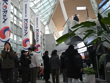 Keluarga dan kerabat penumpang pesawat Jeju Air Boeing 737-800 yang mengalami kecelakaan di Bandara Internasional Muan, Provinsi Jeolla Selatan, sekitar 288 kilometer barat daya Seoul, Korea Selatan, berkumpul memenuhi salah satu ruangan pada tanggal Minggu 29 Desember 2024. (JUNG YEON-JE/AFP)