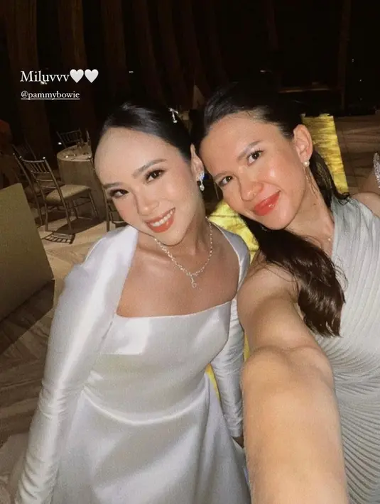 Michelle Joan tak kalah memesona dibalut one shoulder pleated dress berwarna putih. [@michelle_joan]