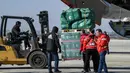 Personil gabungan setempat menurunkan paket bantuan kemanusiaan yang disediakan oleh Arab Saudi untuk para korban gempa bumi Turki dan Suriah diturunkan dari pesawat angkut Ilyushin Il-76TD di Bandara Internasional Aleppo, Suriah Utara, Selasa (14/2/2023). Jumlah korban gempa Turki dan Suriah terus bertambah. Banyak warga yang tinggal di zona bencana tidur di mobil mereka atau di jalan di bawah selimut dalam cuaca dingin yang membekukan. (AFP)