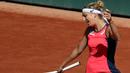 Petenis Swiss, Timea Bacsinszky, tampak kecewa usai kalah dari petenis putri Latvia, Jelena Ostapenko di semifinal Prancis Terbuka di Roland Garros, Paris Jumat (9/6/2017). Jelena Ostapenko menang dengan skor 7-6(4), 3-6, 6-3. (EPA/Tatyana Zenkovich)