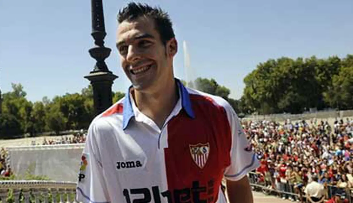 Pemain baru Sevilla, Alvaro Negredo Sanchez tersenyum saat presentasi di Spain's Square, Sevilla, 21 Agustus 2009. AFP PHOTO / CRISTINA QUICLER 