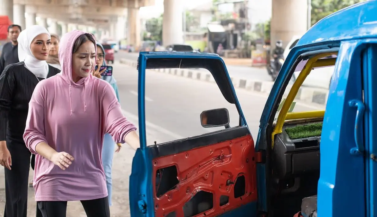 Nagita yang dikenal kaya sejak lahir itu tak segan mencoba naik kendaraan umum. Perempuan dua orang anak itu tampak antusias belanja ke pasar naik angkot. [Instagram/raffinagita1717]