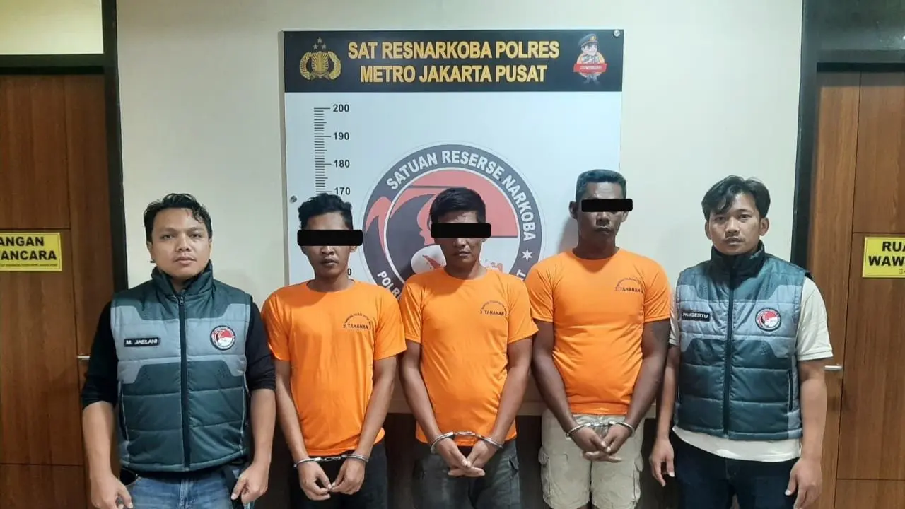 Tiga pelaku diduga membawa 12 kilogram narkoba jenis sabu disamarkan dengan tumpukan jeruk, ditangkap polisi di Tol Jakarta–Cikampek.