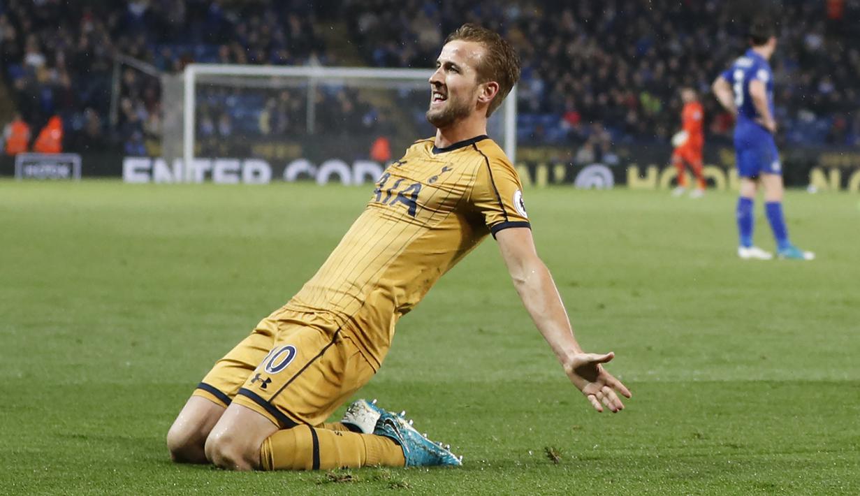 Harry Kane. Striker Tottenham Hotspur ini mencetak quattrick di laga tunda pekan ke-34 Liga Inggris musim 2016/2017 saat menghadapi tuan rumah Leicester City yang berkesudahan 6-1, 18 Mei 2017. Total 29 gol dicetaknya di musim tersebut yang membawanya meraih gelar top skor. (AFP/Adrian Dennis)