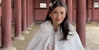 Sabrina mengenakan anting-anting Chanel. Dan mengaplikasikan blush on pink serasi dengan lipstiknya saat mengenakan hanbok. [@sabrinachairunnisa_]