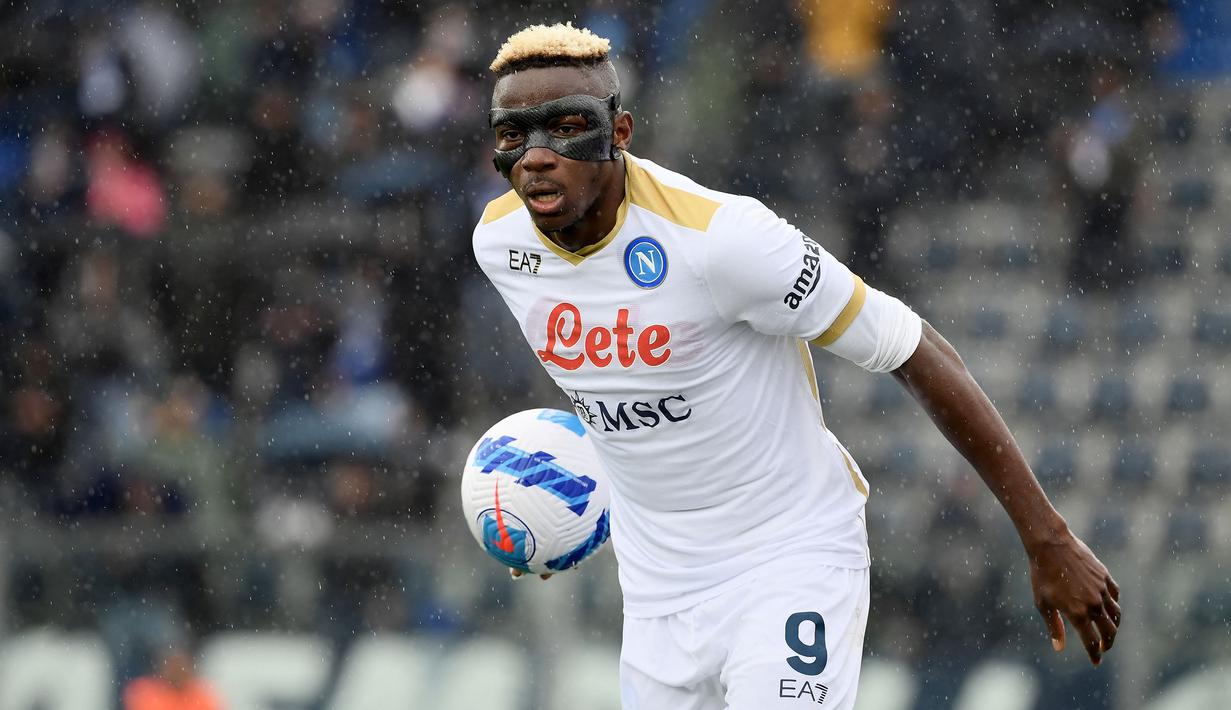 <p>Victor Osimhen memiliki cara bermain seperti Edinson Cavani. Selain menyerang, ia juga berkontribusi secara defensif untuk Napoli. Musim ini, Osimhen tercatat telah mencetak 17 gol dan 6 assist dalam 30 penampilannya di semua kompetisi. (AFP/Filippo Monteforte)</p>