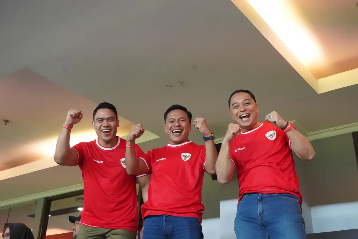Eri Cahyadi (kanan) saat menonton laga Timnas Indonesia U-19 versus Filipina di Stadion GBT Surabaya. (Istimewa)