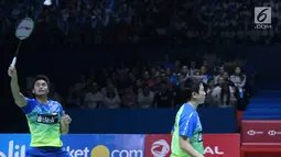 Ganda campuran Indonesia, Tontowi Ahmad/Liliyana Natsir mengembalikan kok ke arah Chan Peng Soon/Goh Liu Ying (Malaysia) pada Final Indonesia Open 2018 di Istora GBK, Minggu (8/7). Tontowi/Liliyana unggul 21-17, 21-8. (Liputan6.com/Helmi Fithriansyah)