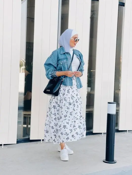 <p>Lilac dan denim jacket merupakan paduan manis untuk tampilan yang menjanjikan. Paduan hijab bernuansa pastel dan jaket denim sukses sempurnakan gaya kekinian yang tak terlihat membosankan. (Foto: Pinterest)</p>