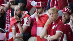 Pendukung Denmark mulai cemas ketika terjadi kepanikan di dalam lapangan serta penanganan medis yang memakan waktu cukup lama dan tak kunjung usai dalam menangani salah satu pemain andalan mereka. (Foto: AP/Pool/Martin Meissner)