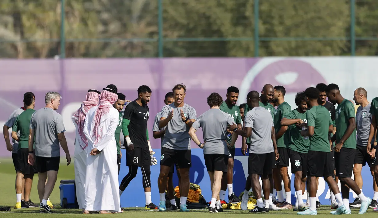 Pelatih Arab Saudi Prancis Herve Renard (tengah) berbicara dengan para pemainnya selama sesi latihan di Situs Pelatihan Sealine di Sealine, selatan Doha (21/11/2022). Arab Saudi akan bertanding melawan Argentina pada grup C Piala Dunia 2022 Qatar. (AFP/Khaled Desouki)