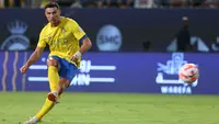 Pemain Al-Nassr, Cristiano Ronaldo berusaha mencetak gol dari situasi tendangan bebas ke gawang Damac pada laga lanjutan Liga Arab Saudi di King Saud University Stadium, Riyadh, Arab Saudi, 21 Oktober 2023. (AFP/Fayez Nureldine)