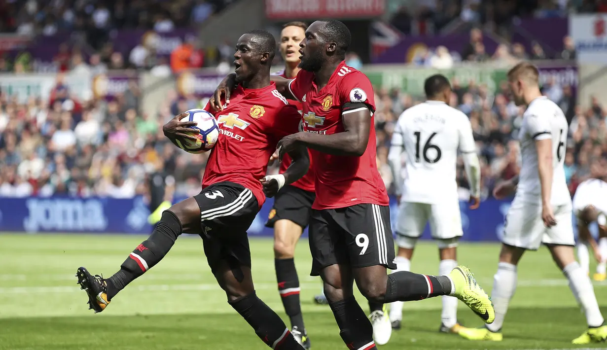 Para pemain Manchester United merayakan gol  Eric Bailly saat melawan Swansea City pada lanjutan Premier League di Liberty Stadium, Swansea, (19/8/2017). (Nick Potts/PA via AP)