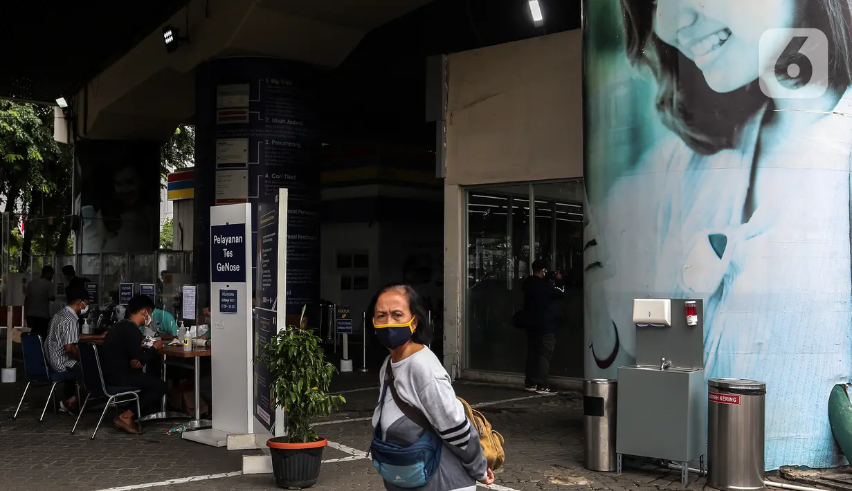 Calon penumpang kereta api mendaftar untuk menjalani tes deteksi COVID-19 dengan metode GeNose C19 di stasiun Gambir, Jakarta, Senin (12/2/2021). Per hari ini, Stasiun Gambir mulai menerapkan layanan pemeriksaan GeNose C19 untuk penumpang yang hendak berpergian keluar kota (Liputan6.com/Johan Tallo