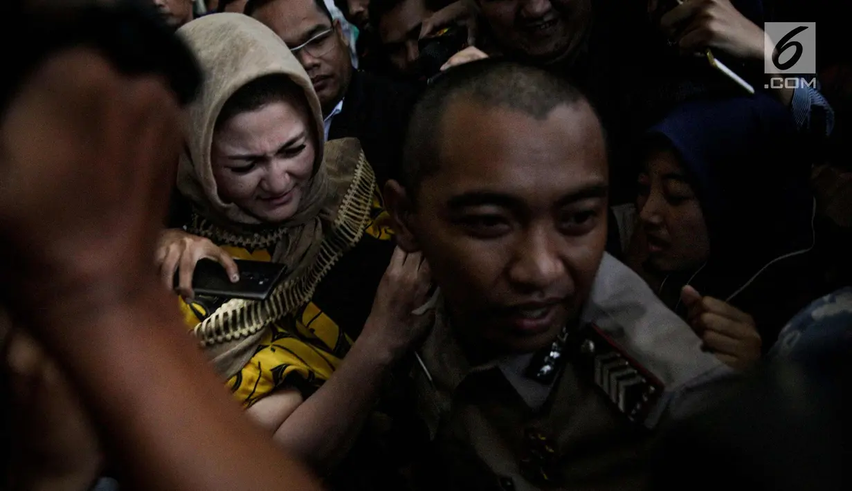 Istri Ketua DPR Setya Novanto, Deisti Astriani Tagor menundukan kepala usai diperiksa KPK selama delapan jam di Gedung KPK, Jakarta, Senin (20/11). Deisti diperiksa sebagai saksi kasus dugaan korupsi pengadaan e-KTP. (Liputan6.com/Faizal Fanani)