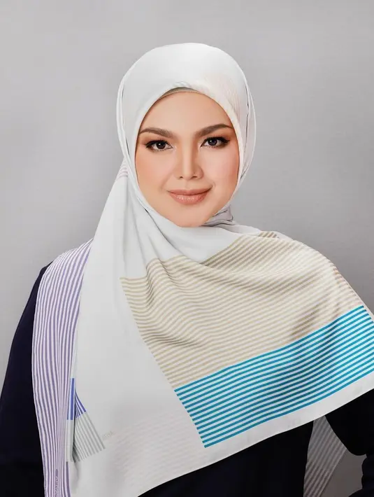 Ikut menjalani program bayi tabung usai menikah, Siti Nurhaliza akhirnya mengumumkan kehamilan keduanya pada akhir 2020 lalu. Dirinya diketahui melahirkan anak kedua pada 19 April 2021 saat usianya 42 tahun. (Liputan6.com/IG/@ctdk)