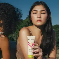 Dua model dari produk “Illipe & Apricot Brightening Body Scrub” (Forte Indonesia).