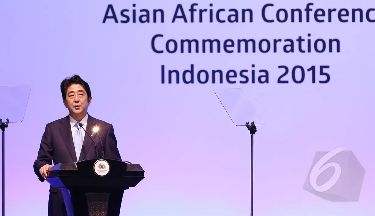 Perdana Menteri Jepang, Shinzo Abe menyampaikan kata sambutan saat pembukaan Konferensi Tingkat Tinggi (KTT) Asia Afrika tahun 2015 di Jakarta Convention Center, Rabu (22/4). (Liputan6.com/Herman Zakharia)