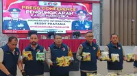 Polda Jatim menangkap dua orang tersangka narkotika jenis sabu dan ekstasi jaringan DPO Internasional Fredy Pratama. (Dian Kurniawan/Liputan6.com)