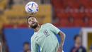 Penyerang Brasil Neymar berlatih saat sesi latihan jelang melawan Korea Selatan pada babak 16 besar Piala Dunia 2022, di stadion Grand Hamad di Doha, Qatar, Minggu (4/12/2022). Neymar bahkan beberapa kali menunjukkan skill-nya di depan kamera.  (AP Photo/Andre Penner)