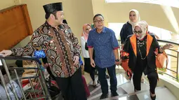 Ketua MPR Zulkifli Hasan  bersama istri saat tiba di kantor Pemerintah Kabupaten Lampung Selatan, Kamis (17/3//2016). Zulkifli datang ke Lampung untuk mensosialisasikan empat pilar di kabupaten itu.