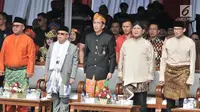 Ketua KPU Arief Budiman (kiri) bersama pasangan capres dan cawapres Joko Widodo-Ma'ruf Amin dan Prabowo Subianto-Sandiaga Uno saat Deklarasi Kampanye Damai di Monas, Jakarta, Minggu (23/9). (Merdeka.com/Iqbal Nugroho)