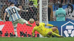 Lionel Messi. Sayap kanan Argentina yang total mencetak 7 gol di Piala Dunia 2022 Qatar ini menjadi pemain tertua keempat yang mampu mencetak gol pada Piala Dunia 2022 Qatar yang menjadi Piala Dunia kelimanya. Dua gol terakhirnya dicetak pada laga final kontra Prancis yang turut membawa Argentina juara Piala Dunia 2022 melalui adu tendangan penalti (18/12/2022). Saat itu ia berusia 35 tahun, 5 bulan dan 24 hari. (AFP/Adrian Dennis)