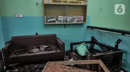 Kondisi salah satu ruangan usai kebakaran melanda SMA Negeri 100 Jakarta, Rabu (1/7/2020). Beruntung tidak ada korban jiwa dalam kebakaran ini, namun sedikitnya tujuh ruangan beserta isinya ludes dilalap si jago merah. (merdeka.com/Iqbal S Nugroho)