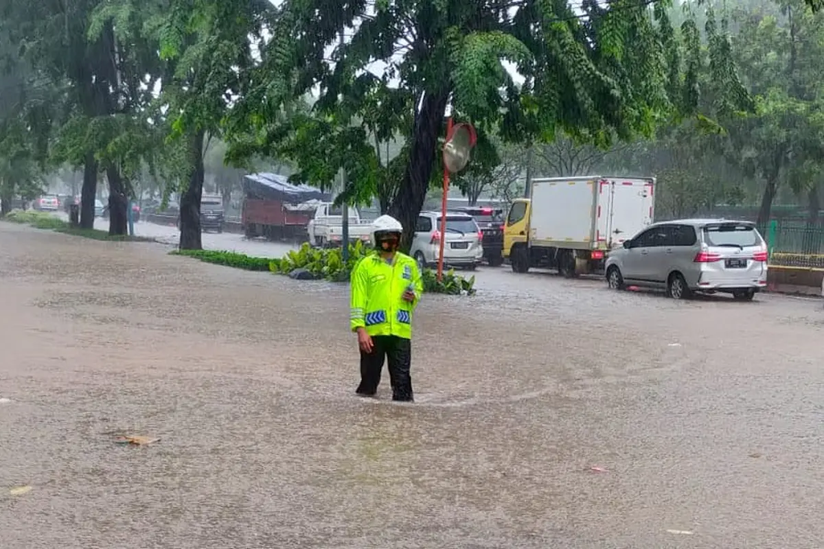 Banjir yang menggenangi sebuah jalan di Jakarta Pusat, Selasa (18/1/2022)