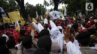 Ratusan buruh dari FSMPI dan Perwakilan Daerah KSPI terlibat saling dorong dengan polisi di depan Balai Kota DKI Jakarta, Senin (29/11/2021). Buruh menuntut Gubernur DKI Jakarta Anies Baswedan membatalkan Upah Minimum Provinsi (UMP) Jakarta 2022. (Liputan6.com/Faizal Fanani)