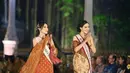 Di acara Istana Berbatik, Puteri Modiyanti juga tampil catwalk bersama para Puteri Indonesia lainnya. Penampilannya yang penuh pesona dibalut kebaya dan kain batik bernuansa merah keemasan. [Foto: Instagram/putmod]