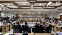 Suasana Rapat Kerja pembahasan RUU Pemilu, Jakarta, Kamis (13/7). Rapat tersebut mengagendakan pengambilan keputusan mengenai lima paket isu krusial dalam Rancangan Undang - undang (RUU) Pemilu. (Liputan6.com/Johan Tallo)