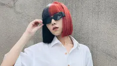 Penampilan Isyana Sarasvati dengan dua warna rambut ini menjadi sorotan publik. Dirinya terlihat memilih mewarnai sebelah rambut pendeknya menjadi warna pink. (Liputan6.com/IG/@isyanasarasvati)