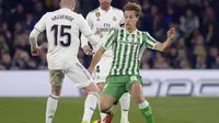 Hadangan pemain Real Betis, Sergio Canales pada laga lanjutan La Liga Spanyol yang berlangsung di stadion Benito Villamarin, Senin (14/1). Real Madrid menang 2-1 atas Real Betis. (AFP/Cristina Quicler)
