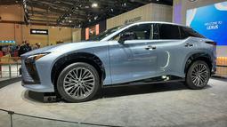 Melihat dari profil sampingnya, Lexus RZ terlihat sebagai crossover SUV yang memiliki atap melandai layaknya sebuah coupe. Lekukan garis desain Lexus tidak pernah gagal membuat mobil-mobilnya terlihat mewah. Kemewahan tersebut dipadukan dengan citra SUV berkat kehadiran over fender berwarna hitam glossy.