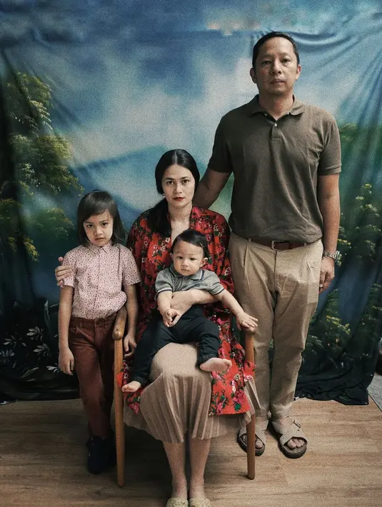 Konsep foto jadul ala keluarga Ringgo patut ditiru. Kenakan pula outfit bergaya vintage. [Foto: IG/ringgoagus].