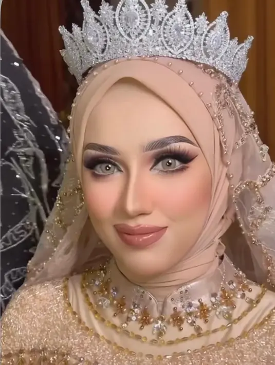 Untuk pipi, sang MUA memilih blush on warna coral yang segar. Begitu juga dengan bibir yang diaplikasikan lipstik berwarna nude coral. [@reza_zakarya_daa/adelahaddad17]