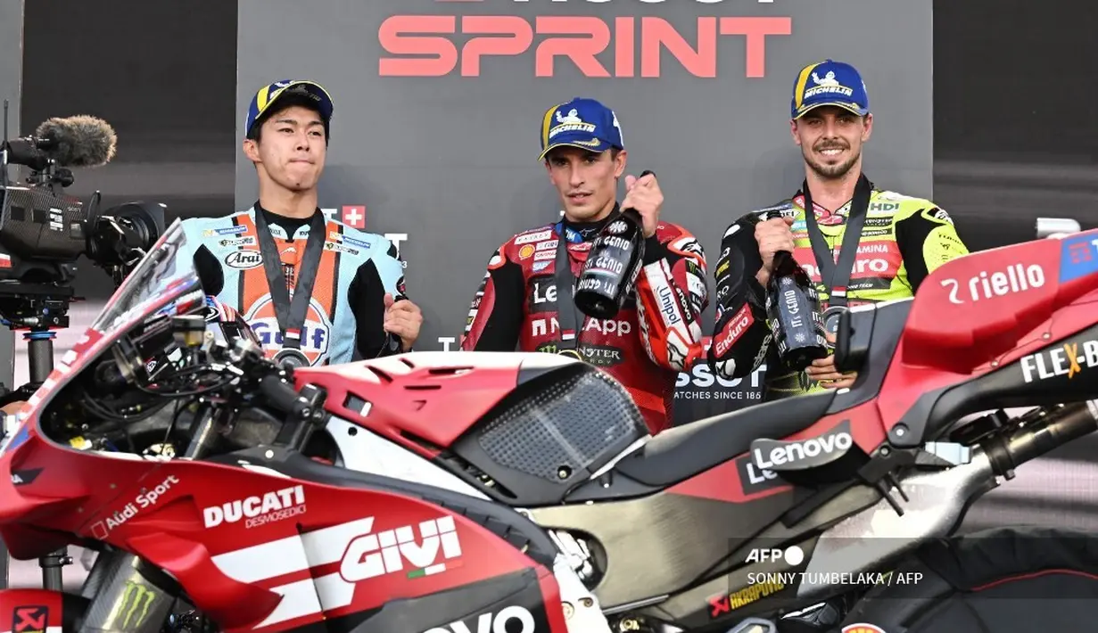 Pembalap SuperFile Trackhouse MotoGP Team asal Jepang, Ai Ogura (kiri), Marc Marquez dari Ducati Lenovo Team (tengah), dan Fabio Di Giannantonio dari Pertamina Enduro VR46 Racing Team (kanan) merayakan hasil balapan di podium saat upacara penghargaan Sprint Race MotoGP Indonesia di Sirkuit Internasional Mandalika, Mandalika, Sabtu (10/10/2026). (SONNY TUMBELAKA/AFP)