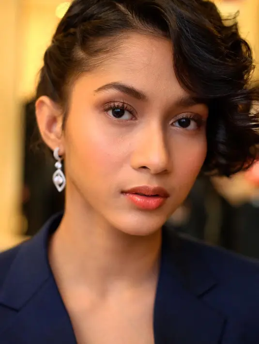 <p>Gaya rambut pendek side-swept yang wavy untuk tampilan standout (Foto: Instagram @aghninyhaque)</p>