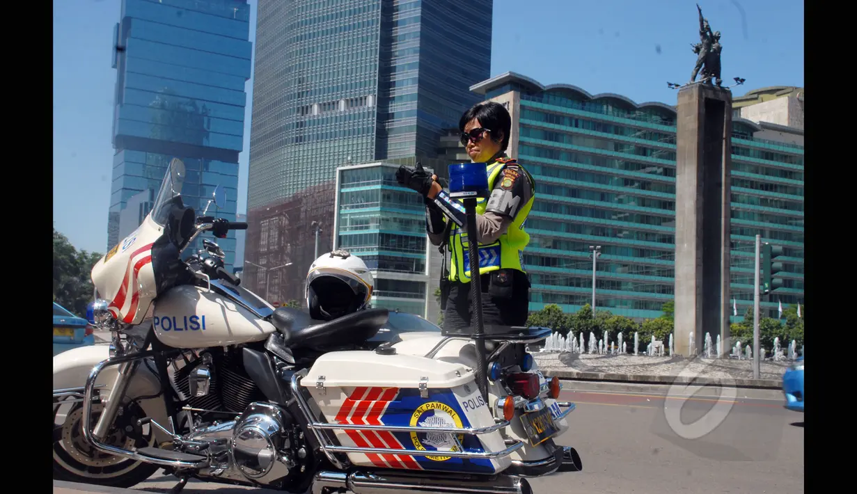 Polwan dengan motor besar menepi di kawasan Bundaran HI, Jakarta, Rabu (18/3/2015). Polda Metro Jaya kekurangan sepeda motor voorijder untuk pelayanan publik dan operasional mengatasi kemacetan. (Liputan6.com/Faizal Fanani)