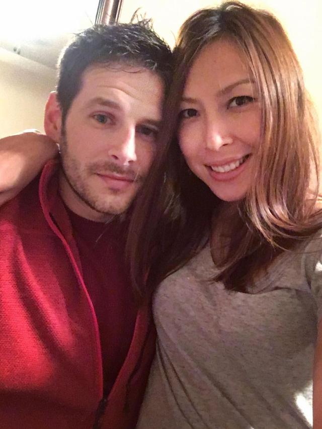 Umumkan Kehamilan, Ini 7 Potret Mesra Kristania Besouw dan Suami