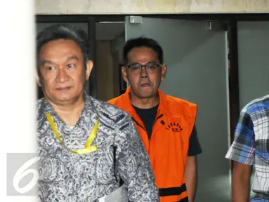 Direktur Utama PT Melati Technofo Indonesia, Fahmi Darmawansyah yang juga suami dari artis  Inneke Koesherawati  keluar dari Gedung KPK, Jakarta, Selasa (27/12). (Liputan6.com/Helmi Afandi)