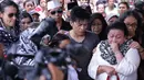  Ariel yang didampingi Sophia Latjuba selama proses pemakaman beberapa kali tampak terisak tangis selama proses pemakaman yang dipadati oleh warga sekitar. (Adrian Putra/Bintang.com)