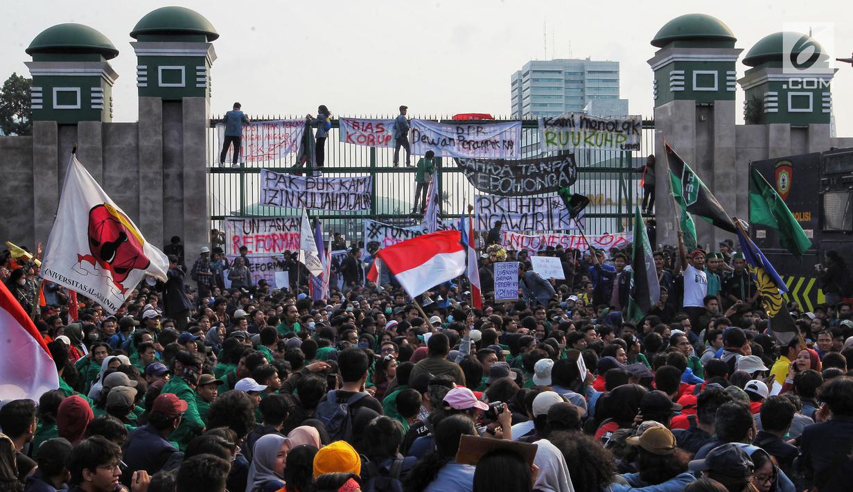 Foto Ribuan Mahasiswa Geruduk Gedung Dpr Tolak Ruu Kuhp News