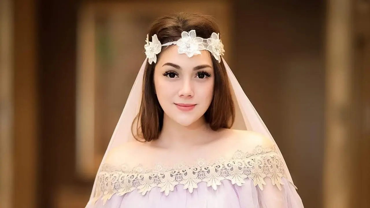 FOTO: Gaya Celine Evangelista Pakai Outfit Off-Shoulder, Tampil Bak ABG