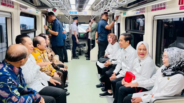 Presiden Joko Widodo atau Jokowi kembali menjajal moda transportasi light rail transit (LRT) Jakarta, Bogor, Depok, Bekasi (Jabodebek) di Statiun Cawang, Jakarta. (Setpres)