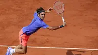 Petenis asal Swiss, Roger Federer, mengumumkan bakal absen pada turnamen tenis Grand Slam Prancis Terbuka 2017 lewat situs resminya, Senin (15/5/2017). (AP Photo/David Vincent)
